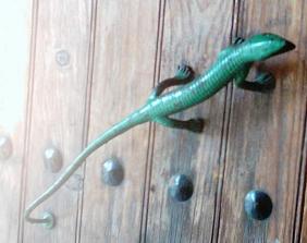 Tirador de la puerta de una bodega en forma de lagarto de 42 cm de largo.
